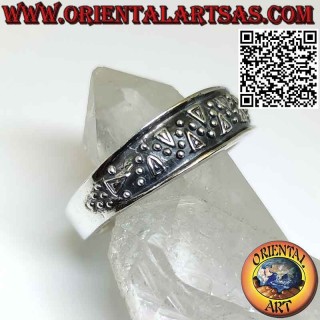 Silver band ring with dotted wave motif in high relief