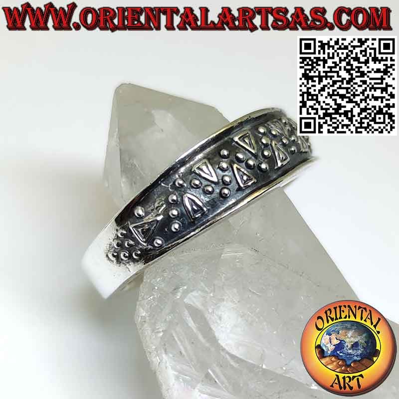 Bague en argent avec motif de vagues en pointillés en haut relief