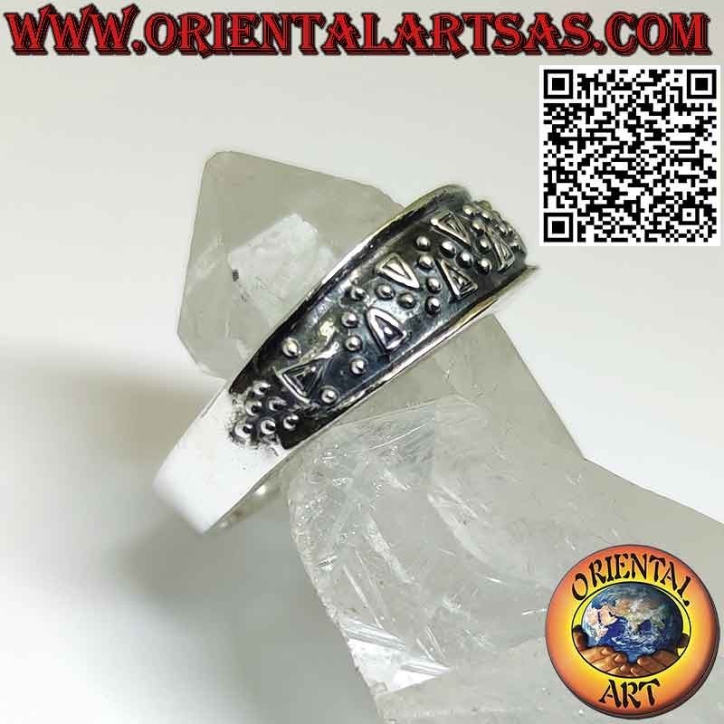 Anello in argento a fascia motivo ad onde puntinate in altorilievo