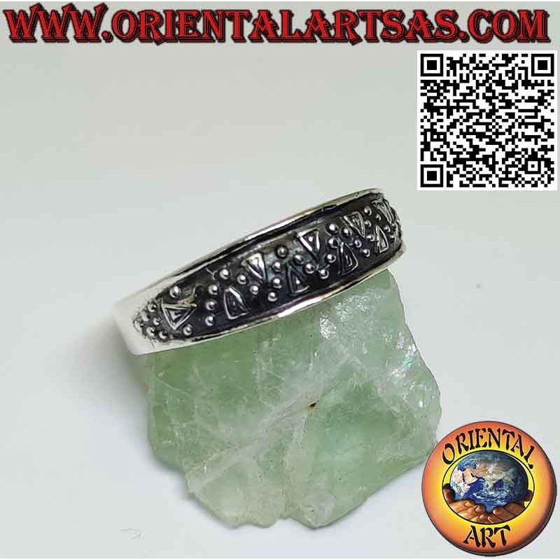 Bague en argent avec motif de vagues en pointillés en haut relief