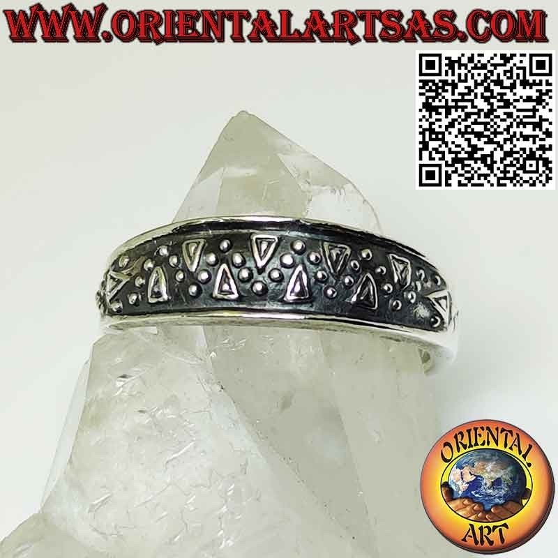 Bague en argent avec motif de vagues en pointillés en haut relief