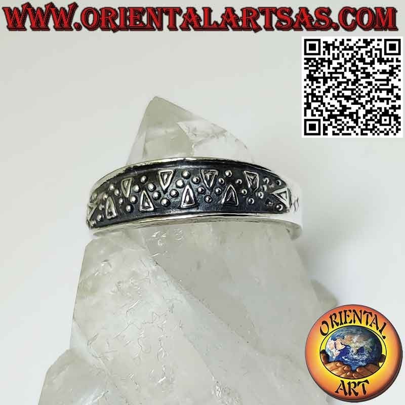 Silver band ring with dotted wave motif in high relief
