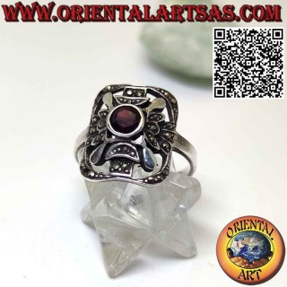 Bague rectangulaire en argent avec un grenat rond central avec marcassite
