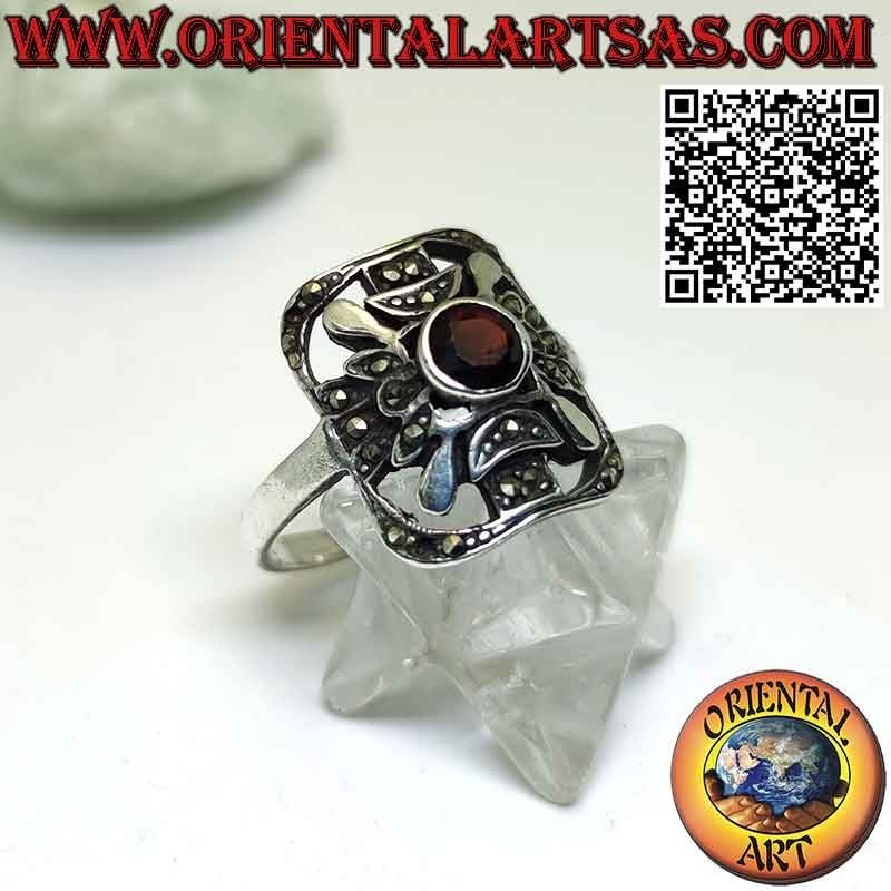 Bague rectangulaire en argent avec un grenat rond central avec marcassite