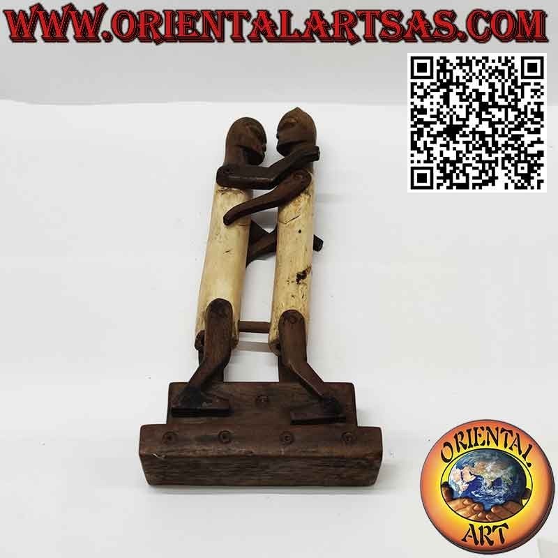 Scultura coppia in amore Dayak Borneo in osso ebano primitiva tribale