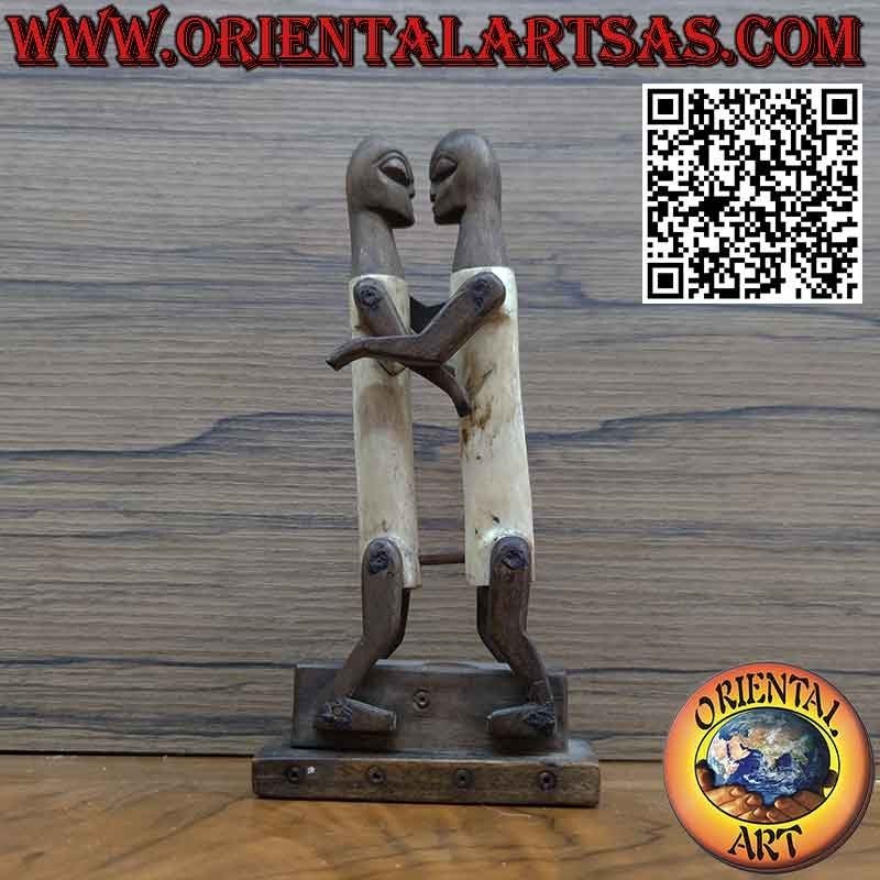 Scultura coppia in amore Dayak Borneo in osso ebano primitiva tribale