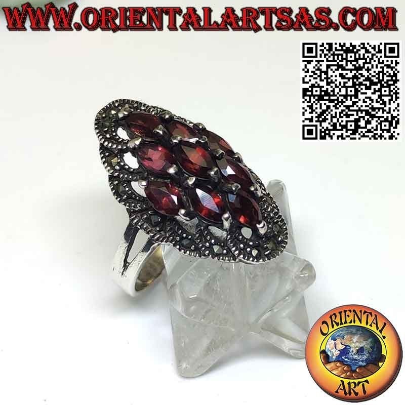 Anello in argento spoletta con 9 granati a navetta contornato marcasite