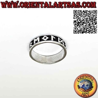 Anillo de banda en plata hipoalergénica con runas celtas en alto relieve.
