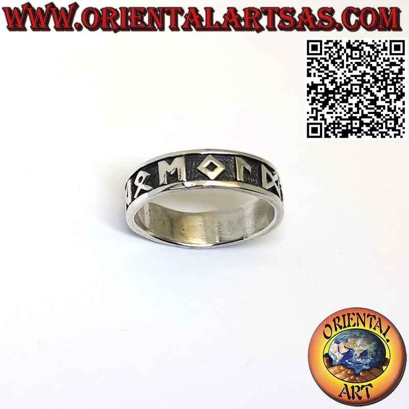 Anillo de banda en plata hipoalergénica con runas celtas en alto relieve.