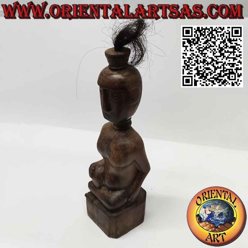 Scultura ancestrale rara in ebano di un immortale antenato dayak Borneo
