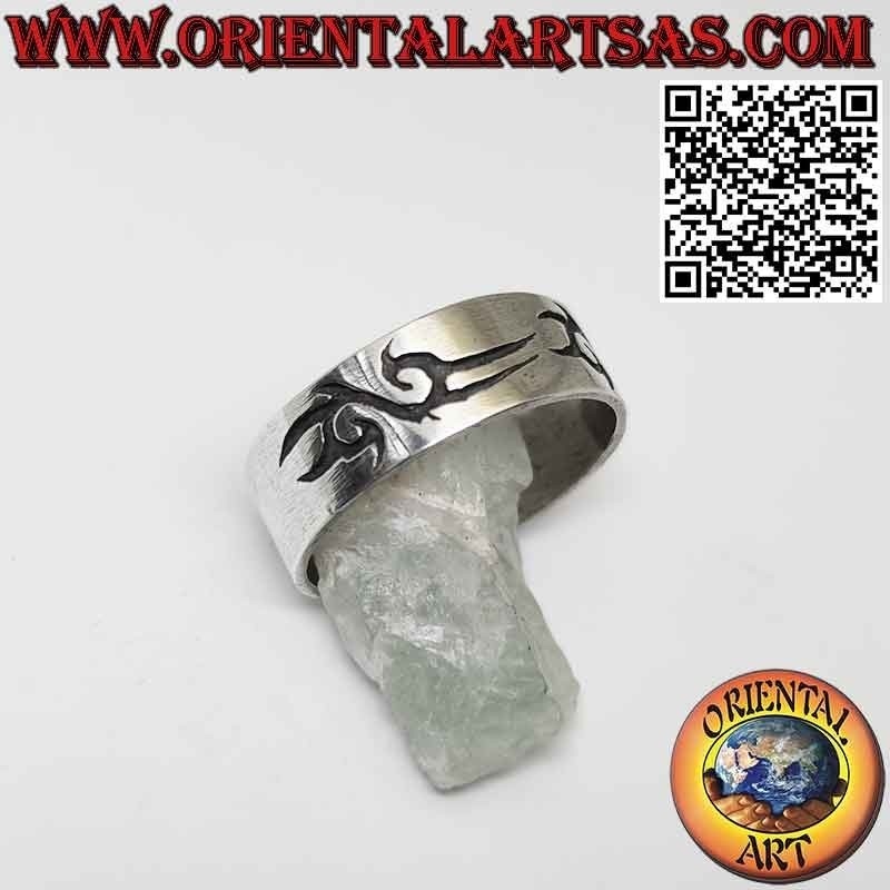 Anello in argento 925 a fascia larga con incisione maori tribale