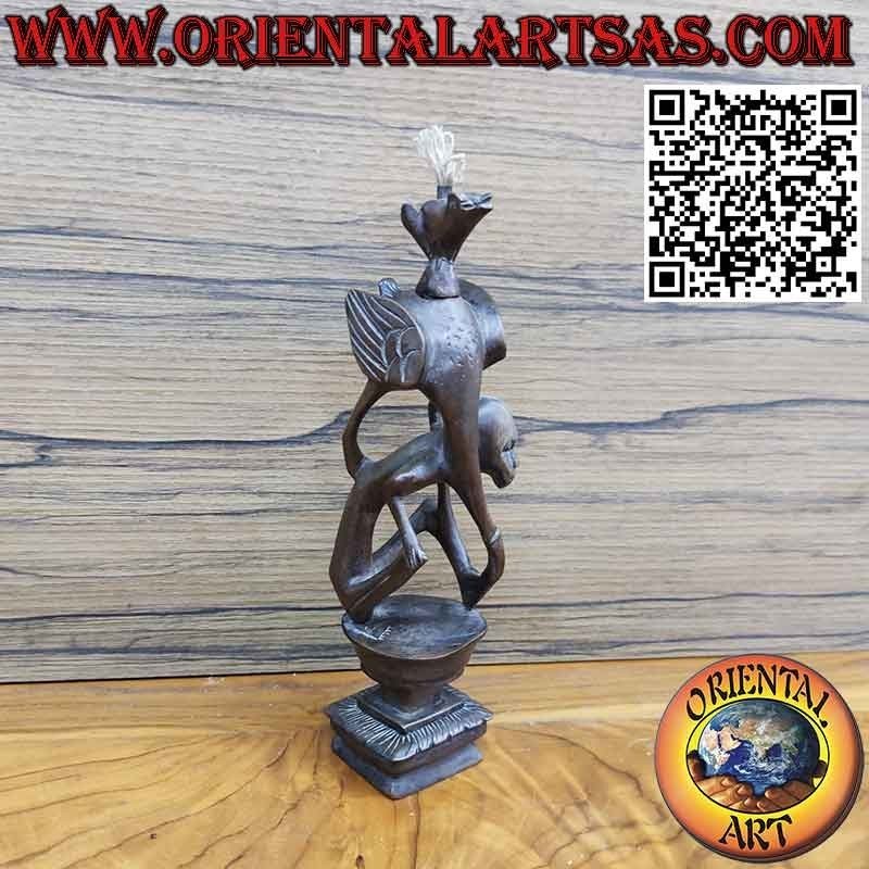 Rara escultura de ébano de un hombre, un pelícano y un murciélago iluminado