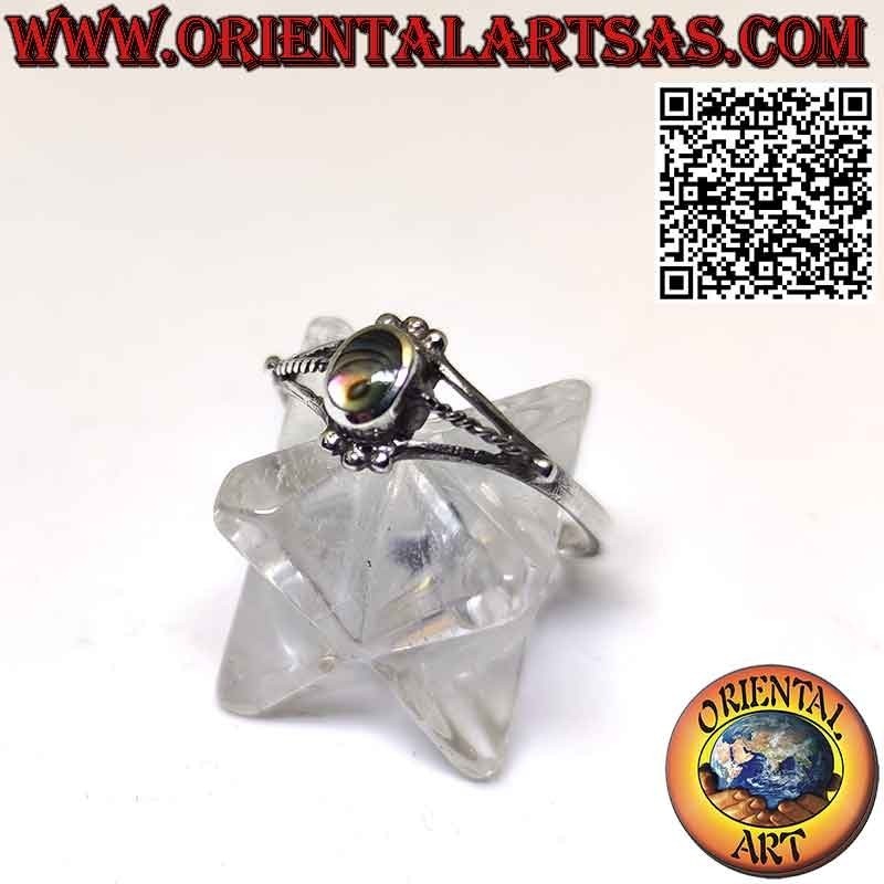 Anillo de plata con pequeña concha paua de abulón ovalada entre tris de esferas