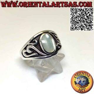 Anello in argento con madreperla ovale e decorazioni altorilievo scavate