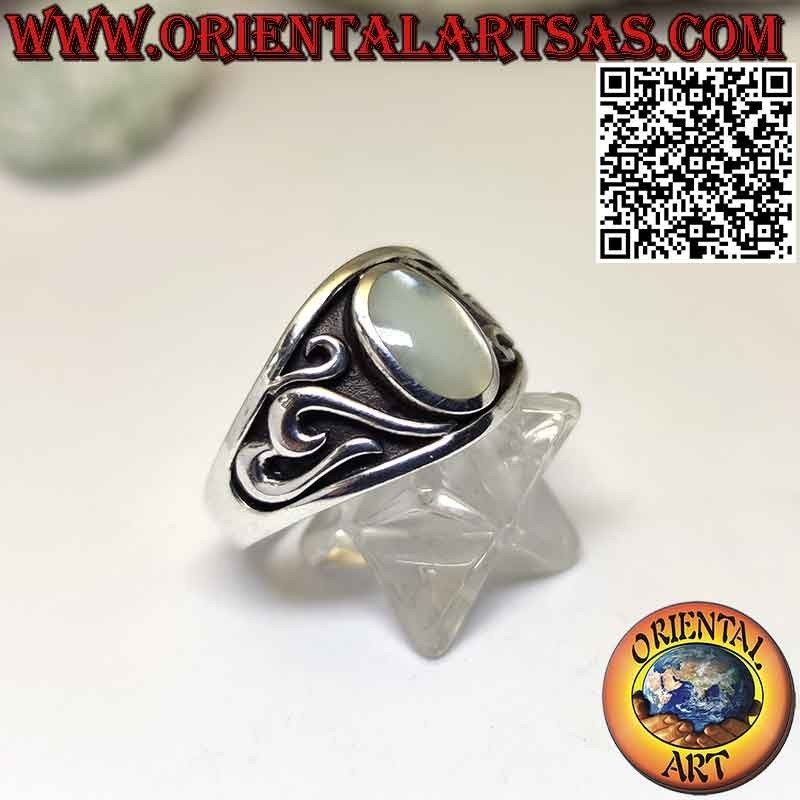 Anello in argento con madreperla ovale e decorazioni altorilievo scavate