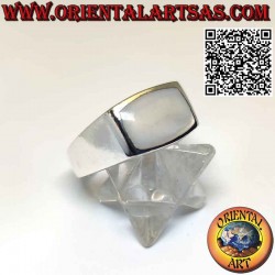 Einfacher glatter Ring aus Silber mit quer verlaufendem rechteckigem Perlmutt