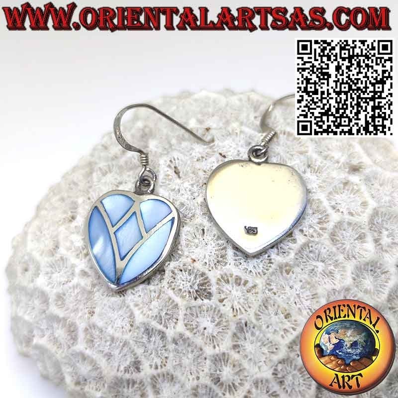 Pendientes plateados en forma de corazón con clavijas de madre azul claro