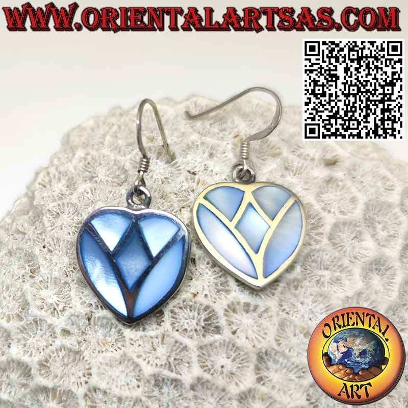 Pendientes plateados en forma de corazón con clavijas de madre azul claro