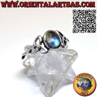 Silberring mit ovalem Labradorit besetzt und Triquetra an den Seiten