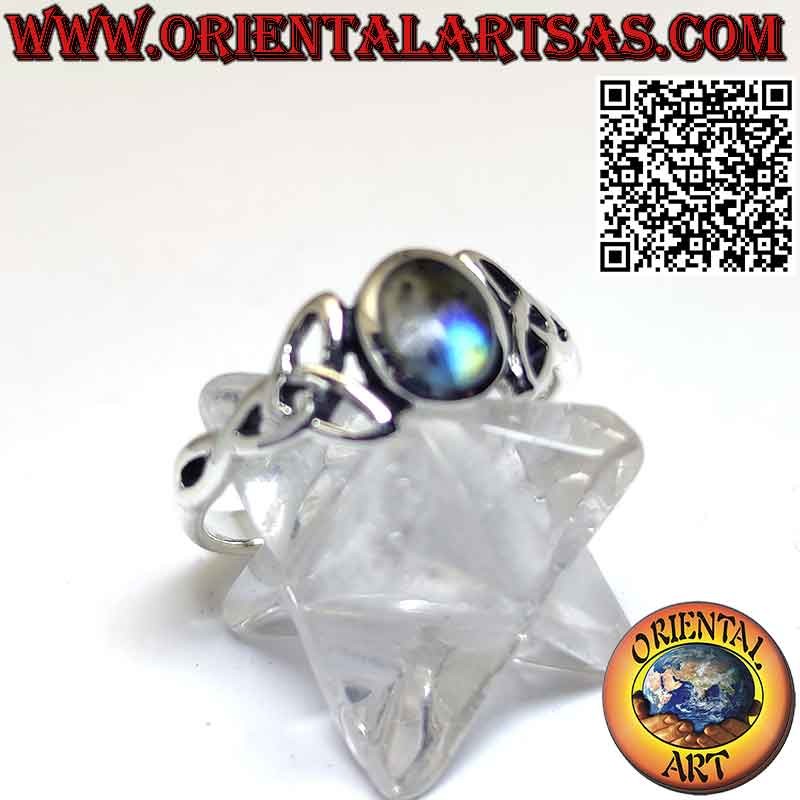 Anello in argento con labradorite ovale incastonata ed Triquetra sui lati