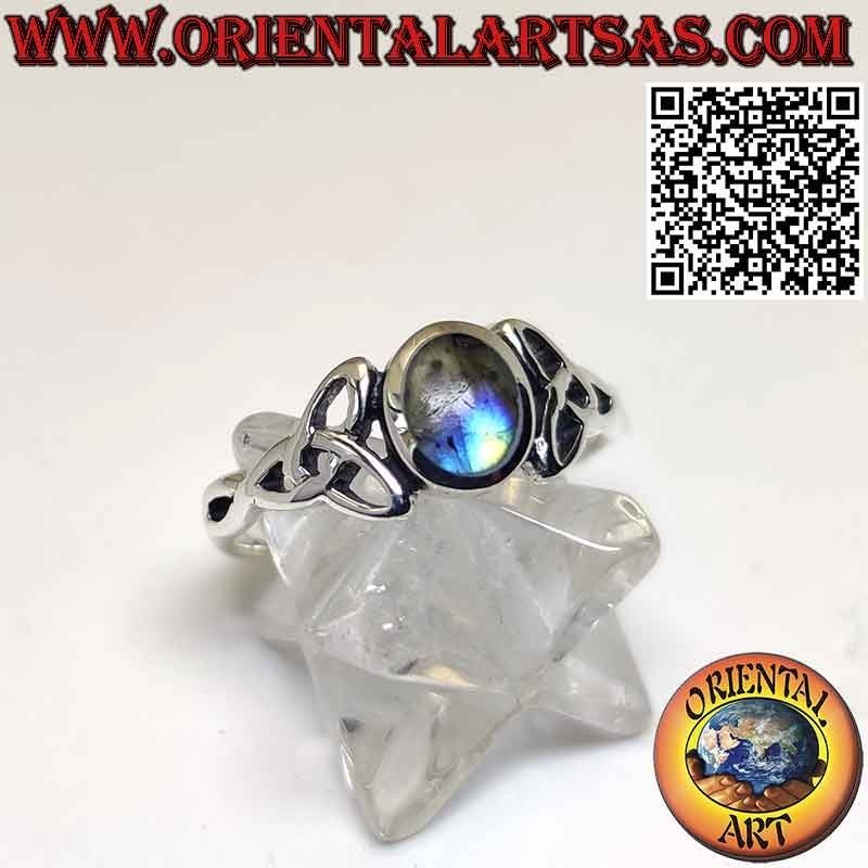 Bague en argent avec labradorite ovale sertie et Triquetra sur les côtés