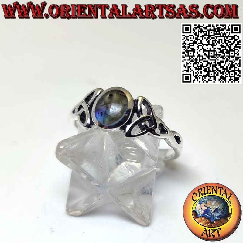 Bague en argent avec labradorite ovale sertie et Triquetra sur les côtés