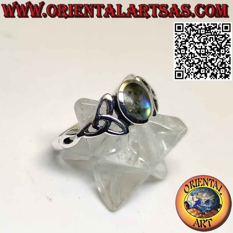 Anillo de plata con labradorita ovalada engastada y Triquetra a los lados