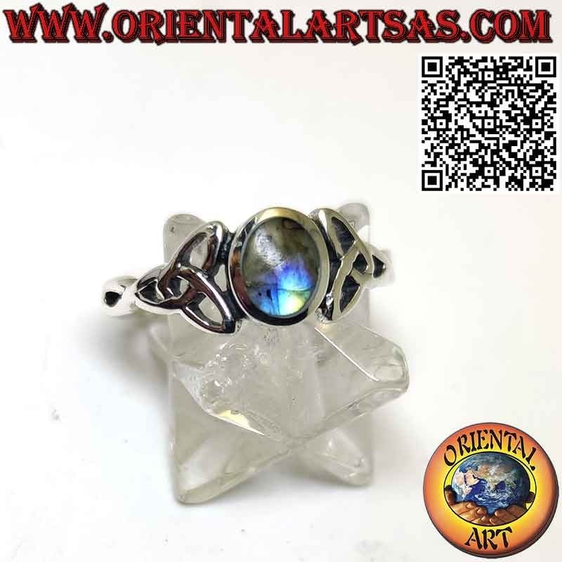Anillo de plata con labradorita ovalada engastada y Triquetra a los lados