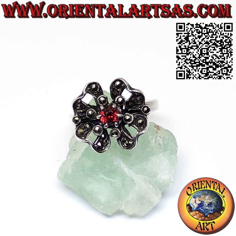 Bague fleur en argent avec un grenat rond central et des marcassites