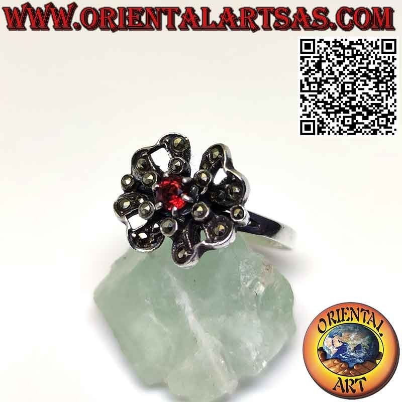Anello in argento fiore con un granata tondo centrale e marcassiti