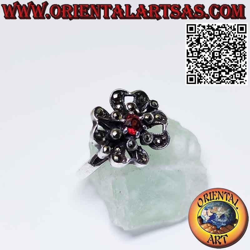 Anillo flor de plata con granate redondo central y marcasitas
