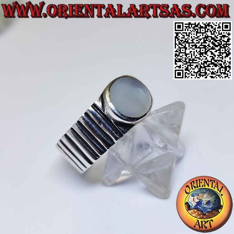 Anillo de plata con banda rayada con nácar ovalado en alto relieve