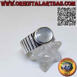 Anillo de plata con banda rayada con nácar ovalado en alto relieve