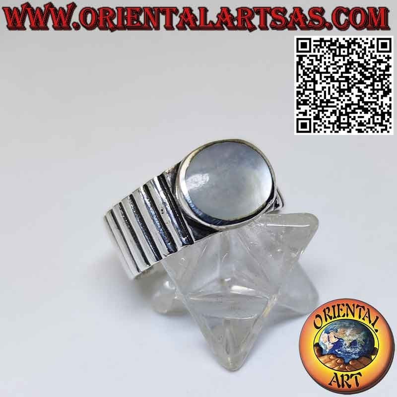 Anello in argento a fascia rigata con madreperla ovale ad altorilievo