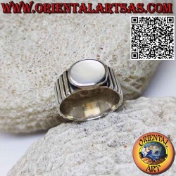 Silberring mit gestreiftem Band mit hochreliefiertem ovalem Perlmutt