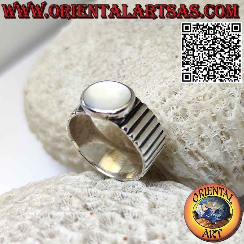 Anillo de plata con banda rayada con nácar ovalado en alto relieve