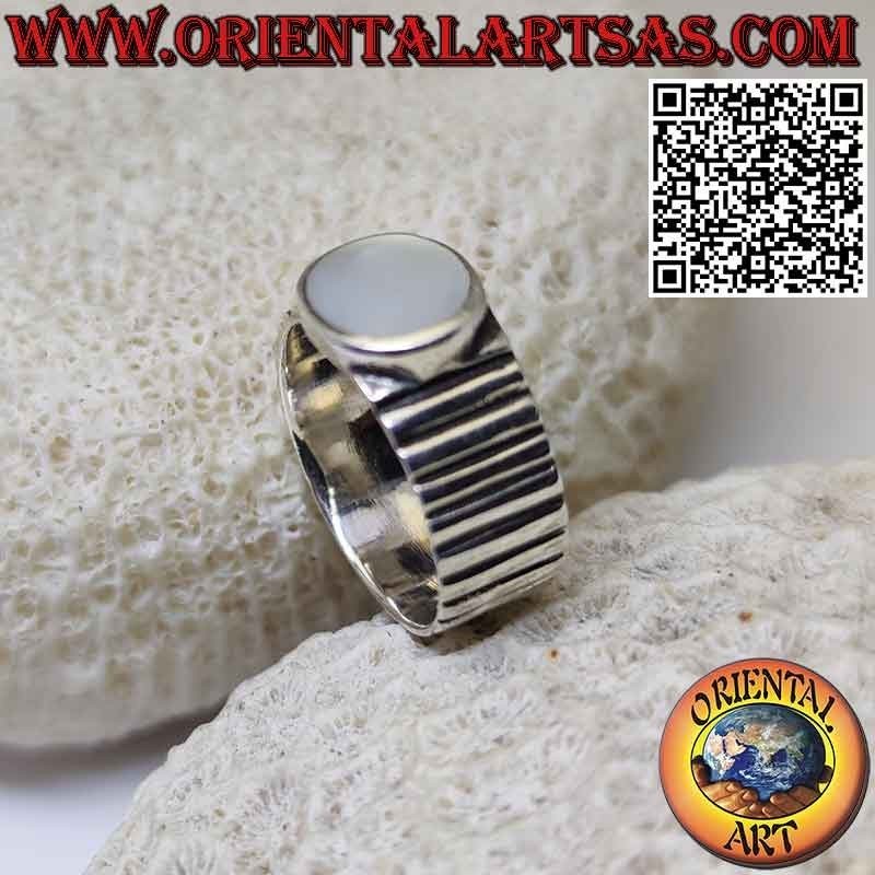 Bague en argent avec bande rayée avec nacre ovale en haut relief