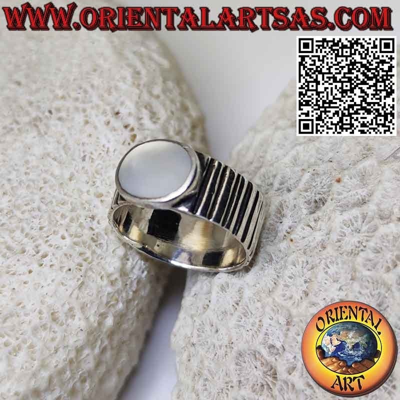 Anello in argento a fascia rigata con madreperla ovale ad altorilievo