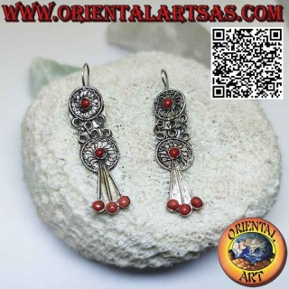 Pendientes antiguos de plata de Nepal con filigrana y cuatro corales