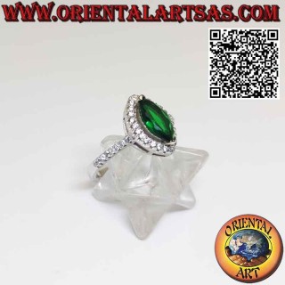 Anello in argento con smeraldo di sintesi a navetta incastonato e zirconi