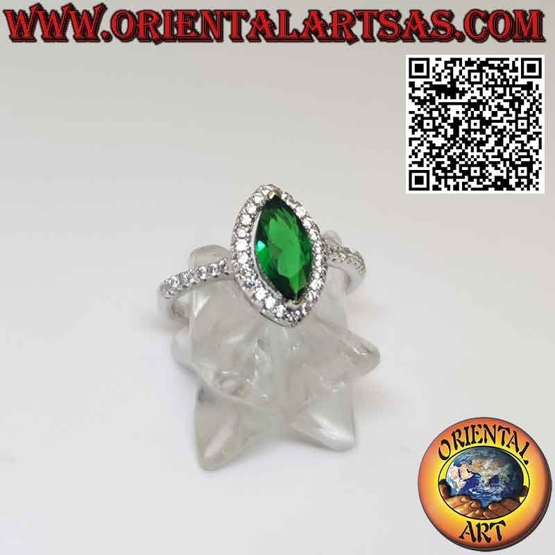 Anillo de plata con esmeralda de síntesis lanzadera y circonitas
