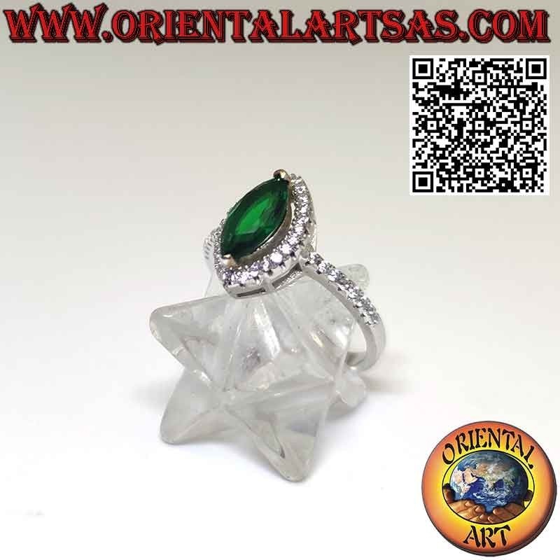 Anello in argento con smeraldo di sintesi a navetta incastonato e zirconi