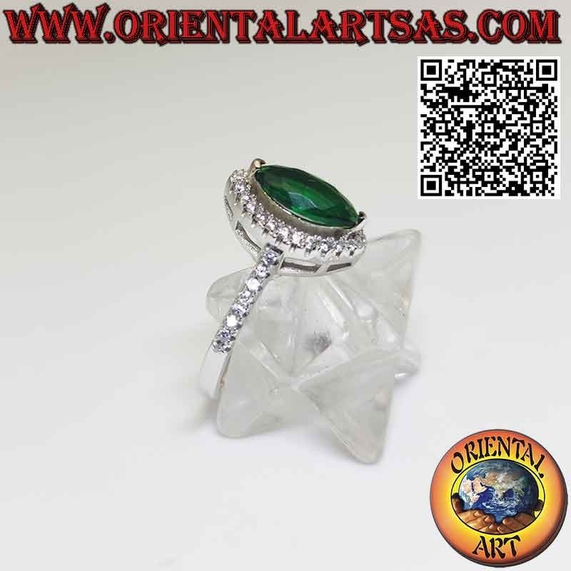 Anillo de plata con esmeralda de síntesis lanzadera y circonitas