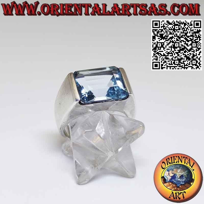 Anillo de plata con topacio azul rectangular incrustado horizontalmente