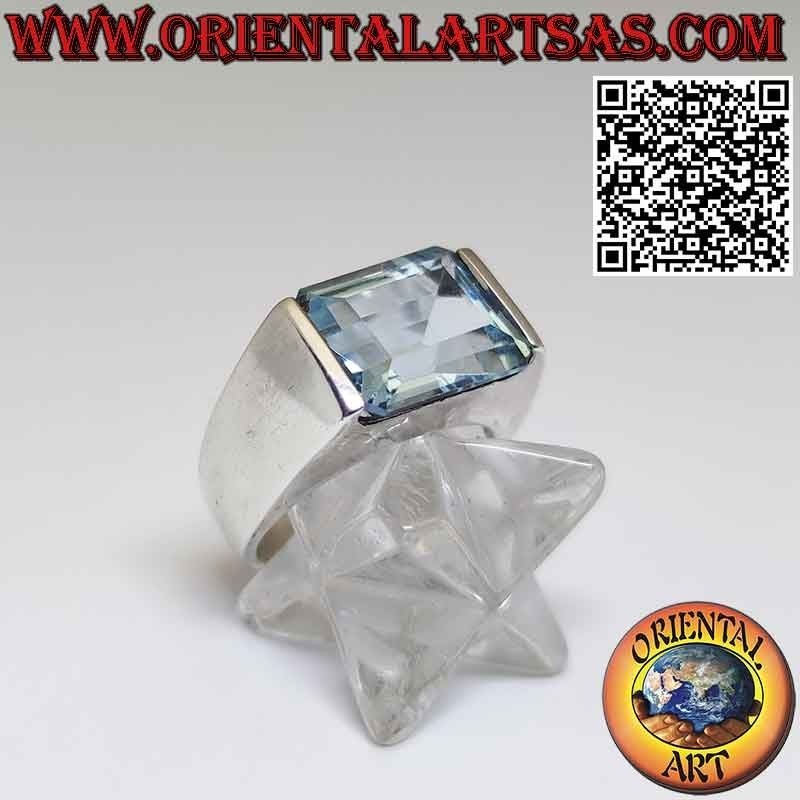 Anello in argento con topazio azzurro rettangolare in orizzontale incastonato
