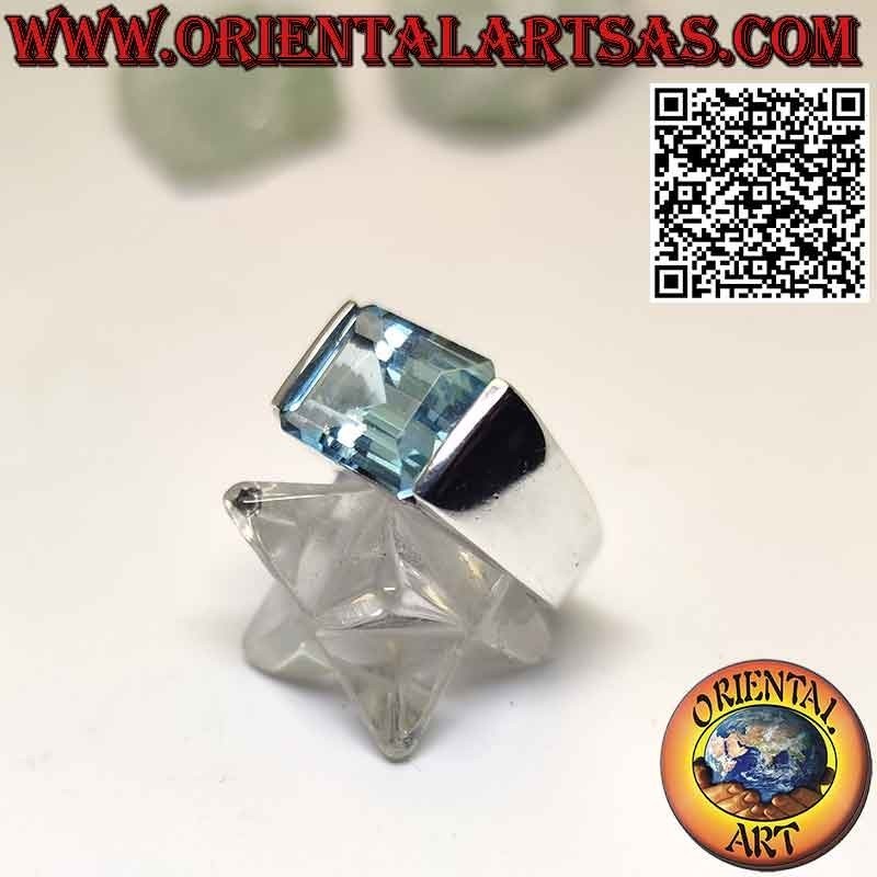 Anillo de plata con topacio azul rectangular incrustado horizontalmente