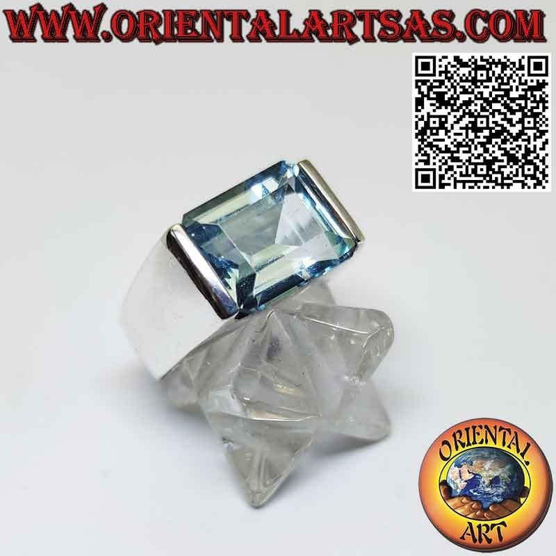 Anello in argento con topazio azzurro rettangolare in orizzontale incastonato