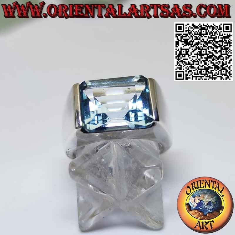 Anello in argento con topazio azzurro rettangolare in orizzontale incastonato