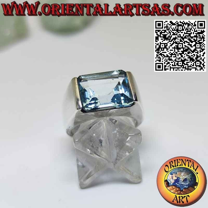 Anello in argento con topazio azzurro rettangolare in orizzontale incastonato