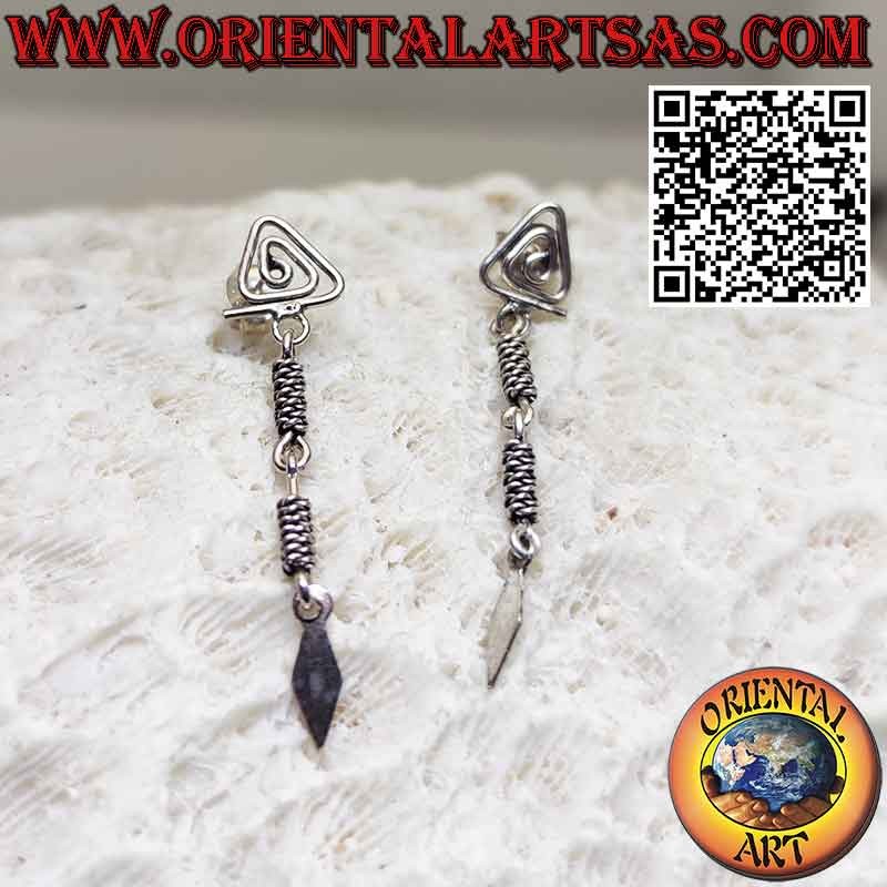 Pendientes de plata en forma de espiral triangular y colgantes entrelazados